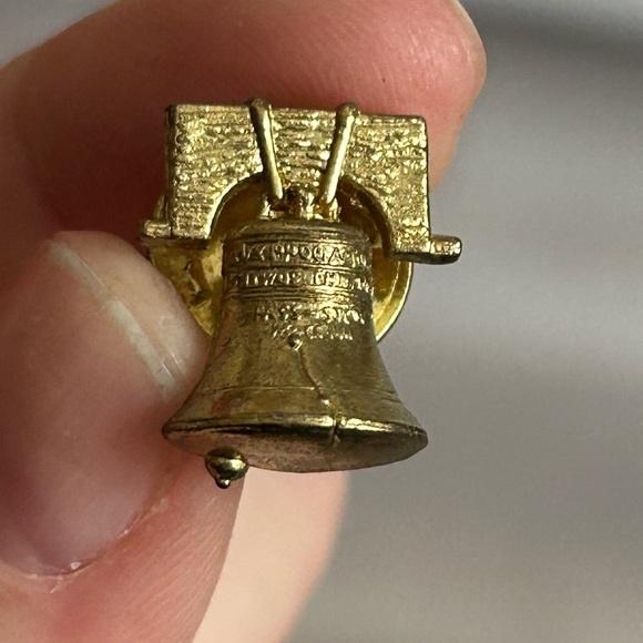5/$25 vintage tiny Gold Liberty Bell Pin 🛎️ - Picture 1 of 7